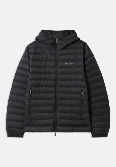 Veste noire matelassée avec capuche, fermeture éclair sur le devant et deux poches latérales. Présente un logo sur la poitrine gauche et un design texturé, matelassé.