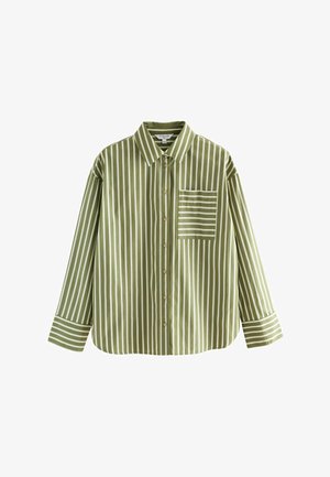 Pitkähihainen oliivinvihreä paita, jossa on pystysuorat valkoiset raidat, etunapit, kaulus ja rintatasku vaakasuorilla raidoilla.