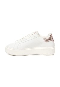 Sneaker bianco in pelle con una texture liscia, punta arrotondata e suola platform. Notabile accento in metallo oro rosa sulla parte posteriore.