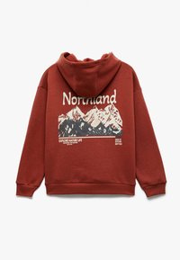 Rode hoodie met een trekkoordkap, voorzien van een bergafbeelding en de tekst "Northland" op de achterkant. Gemaakt van zachte stof met geribbelde manchetten.