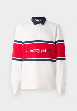 Wit rugbyshirt met lange mouwen, een navy kraag, rode en navy horizontale strepen en de tekst "tommy girl" met sterren op de borst.