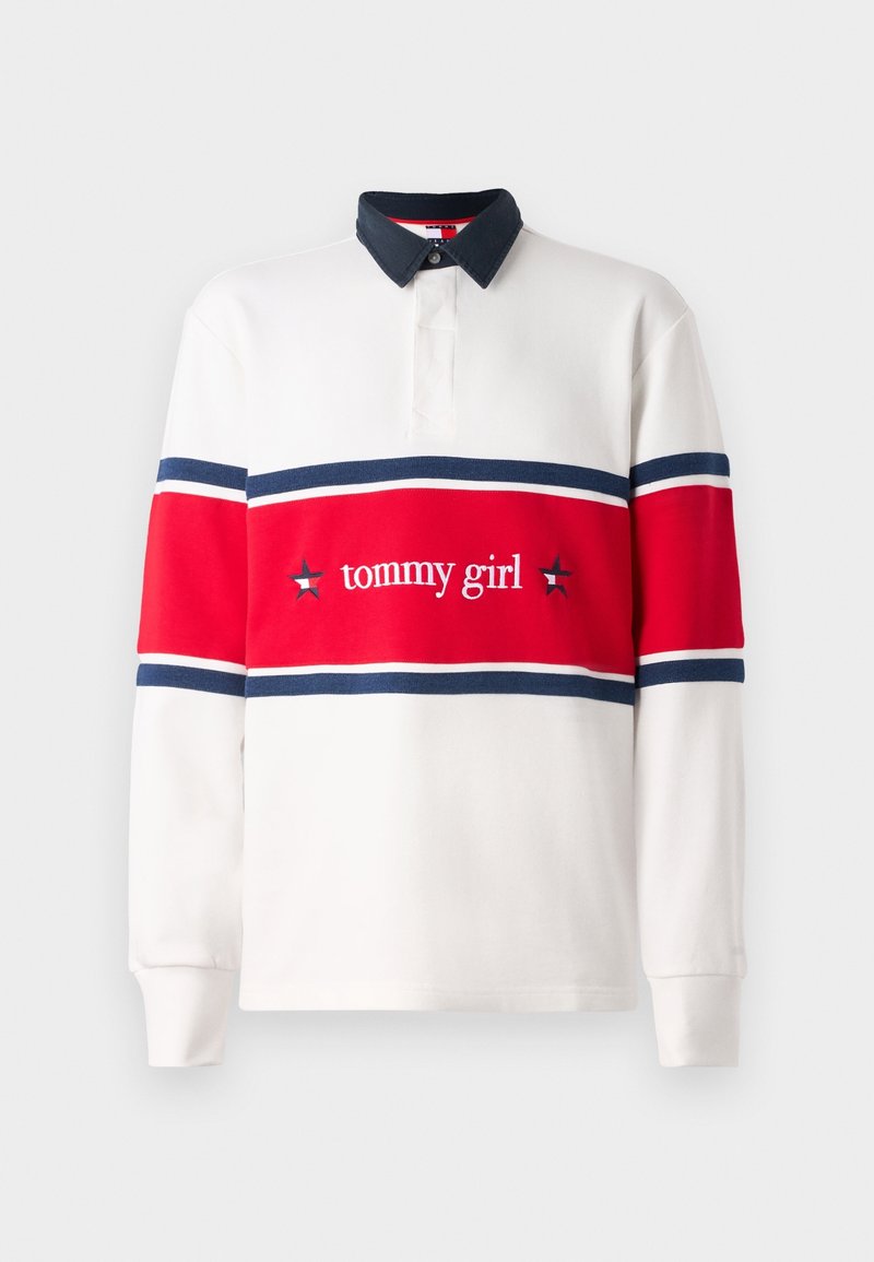 Maillot de rugby blanc à manches longues avec col bleu marine, rayures horizontales rouges et bleu marine, et texte "tommy girl" avec étoiles sur la poitrine.
