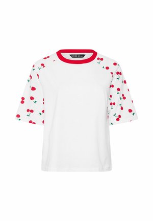 Camicia bianca a maniche corte con motivi di ciliegie rosse sulle maniche e rifinitura rossa sul collo, mostrata su uno sfondo bianco uniforme.