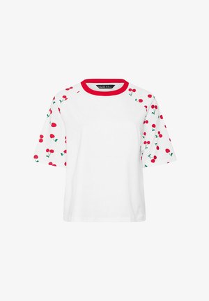 Witte korte mouwshirt met rode kersenpatronen op de mouwen en een rode rand bij de halslijn, weergegeven tegen een effen witte achtergrond.