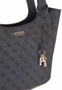 Borsa a tracolla in finta pelle nera con superficie testurizzata, motivo a logo in rilievo, dettagli in hardware dorato e un portachiavi con piccoli lucchetti.