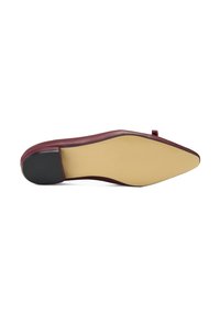 Bordeaux leren platte schoen met een puntige neus en een slanke zwarte rubberen hak. De zool is bruin met een lichte kromming en zonder zichtbare patronen.