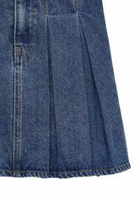 Falda de denim con pliegues cosidos, tela azul y costuras en contraste de color naranja a lo largo del dobladillo y los detalles de las costuras laterales.