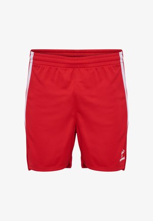 Rote Sportshorts aus strukturiertem Stoff, mit weißen Seitenstreifen und einem elastischen Bund, versehen mit einem Logo unten rechts.