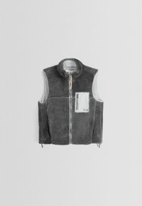 Szary polarowy kamizelka z wysokim kołnierzem, zamek błyskawiczny z przodu i białą naszywką na kieszeń. Teksturowany materiał o miękkim wyglądzie i regulowanym dole.