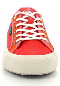 Sneaker in tela rossa e arancione con lacci bianchi, punta rotonda, suola in gomma testurizzata e occhielli argentati. Etichetta del logo verde sul lato.