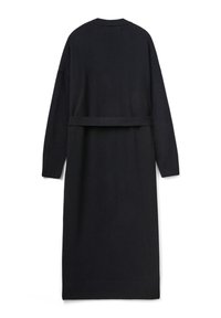 Černý pletený dlouhý kabát s jemnou texturou, kulatý výstřih, dlouhé rukávy a pás v pase. Délka pod kolena, minimalistický design.