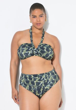 Zwart en groen luipaardprint bikini set met een haltertop met gedraaide details en high-waisted onderdelen, gemaakt van een zachte stof.
