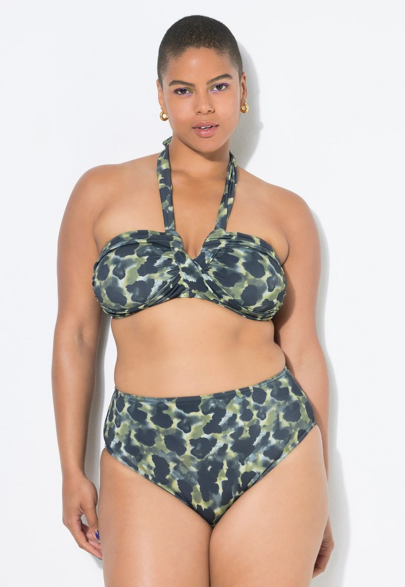 Bikini-set med leopardtryck i svart och grönt, som har en halterneck topp med snurrdetalj och högmidjade underdelar, tillverkad av mjukt tyg.