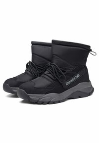 Zapatillas de deporte altas negras con un collar acolchado, diseño de cordones, parte superior de nylon texturizado y una suela de goma gris con un patrón de banda de rodadura resistente.