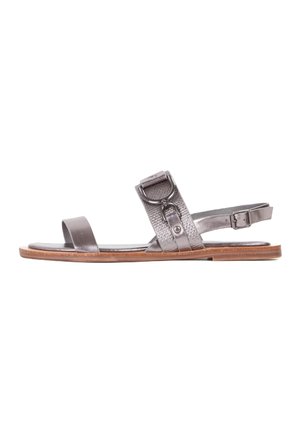 Infradito con cinturini metallici grigi, fibbia e suola in legno, con un anello decorativo sul cinturino centrale e una chiusura con cinturino alla caviglia.
