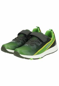 Sneakers atletici verdi e neri con una texture liscia, cinturino in velcro, accento giallo e suola pattern per aderenza.