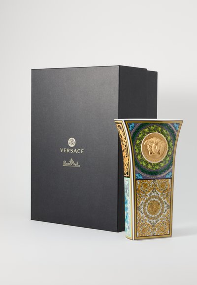 Vaso decorativo Versace com detalhes dourados, padrões intricados em azul, verde e laranja, apresenta um motivo central de Medusa, apresentado numa caixa preta.