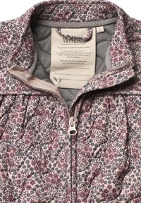 Gestepptes Jacket aus recyceltem Material mit floralem Muster in Rosa- und Blautönen, silbernem Reißverschluss und weicher grauer Innenauskleidung.