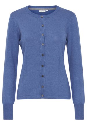 Sinine kootud kardigan ümmarguse kaeluse, pikkade varrukate ja ees viie nööpiga kinnitusega. Omab kahte küljetaskut ja soonikuid varrukate otstes.