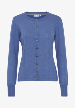 Sinine kootud kardigan ümmarguse kaeluse, pikkade varrukate ja ees viie nööpiga kinnitusega. Omab kahte küljetaskut ja soonikuid varrukate otstes.