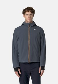 Męska szara kurtka wykonana z gładkiego, wodoodpornego materiału. Posiada kaptur, przedni zamek błyskawiczny z wielokolorowymi akcentami oraz elastyczne mankiety.