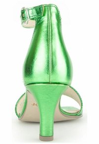 Zelené kovové vysoké podpatky s páskem kolem kotníku, otevřená špička a hladký povrch. Výška podpatku přibližně 7,5 cm.