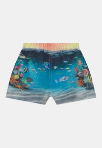 Calções de banho com uma cena vibrante subaquática, incluindo peixes coloridos, coral e bolhas. Feitos de um material leve e de secagem rápida.
