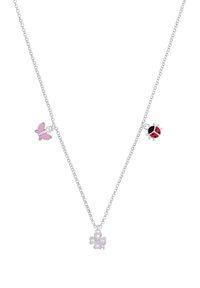 Silberne Kettenhalskette mit einem Charm in Form eines rosa Schmetterlings, einem Charm in Form eines roten und schwarzen Marienkäfers sowie einem Charm in Form eines vierblättrigen Kleeblatts mit pinken Akzenten.