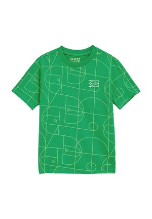 Camiseta verde de manga corta con un patrón geométrico de líneas de cancha de baloncesto en verde claro. Fabricada en algodón con un escote tipo crew.