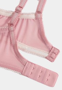 Rosa bh med spetskantade axelband, texturerat tyg och justerbar hak- och ögontill closure med tre hakar för storleksjustering.