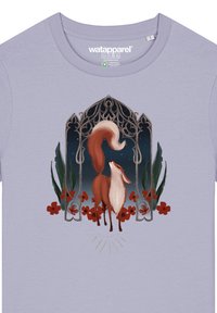 Helles lavendelfarbenes T-Shirt mit einer verspielten Fuchsillustration, umgeben von floralen Akzenten, einem kunstvollen Bogenmuster und einem dunklen blauen Hintergrund.