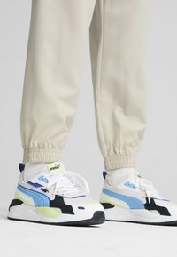 Puma SNEAKERS - Tenisky - white team light blue black