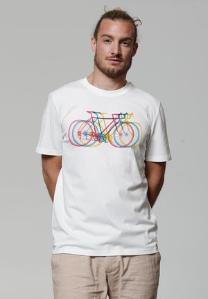 Witte katoenen t-shirt met een kleurraf grafiek van overlappende fietsen in roze, blauw, geel en zwarte lijnen. Korte mouwen, ronde hals.