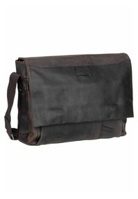 Borsa a tracolla nera in pelle con chiusura a pattina, tracolla regolabile e dettagli di cucitura discreti. Presenta una toppa con logo frontale e una superficie liscia.