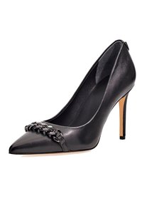 Chaussure à talon haut en cuir noir avec un bout pointu, ornée d'une chaîne sur le devant et d'un talon stiletto fin. Texture lisse.