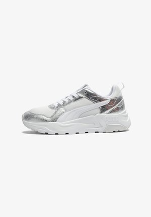 Biało-srebrny sportowy sneaker z cholewką z siateczki i skóry, grubą podeszwą, sznurowadłami oraz pętelką na pięcie, pokazany z profilu.