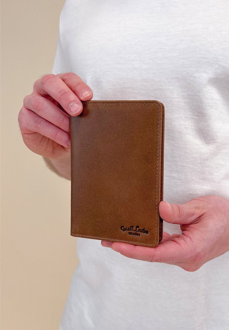 Custodia Passaporto Stackers - Protezione Elegante In Tessuto, Colore Talpa, Tasca Frontale E Porta Carte