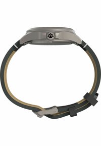 Montre à quartz avec un boîtier en argent, un bracelet en silicone vert et des accents noirs. Présente une couronne texturée et deux mainteneurs pour un ajustement sécurisé.