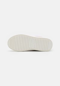 Witte sneakerzool met getextureerde ribbels, met een logo en maatgravure. Glad, duurzaam materiaal met versterkte randen voor stabiliteit.
