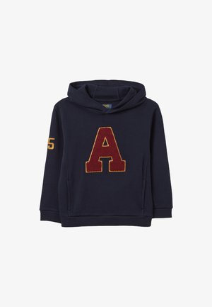 Navy blauwe hoodie gemaakt van een textuurstof, met een grote rode "A" applicatie op de voorkant en een kleine "5" op de rechtermouw.