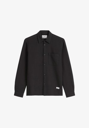 Zwarte blouse met lange mouwen van textuurstof, met een borstzak en merklabel aan de onderrand. Standaard kraag en knoopsluiting.