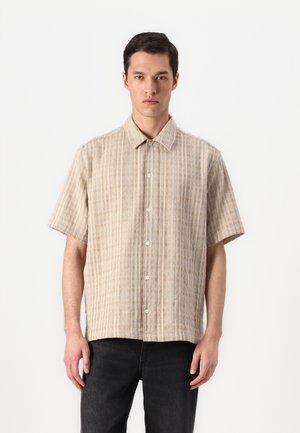 Kurzärmeliges Hemd in Beige mit vertikalen Streifen, aus strukturiertem Stoff gefertigt, mit einem klassischen Kragen und vorderen Knöpfen.
