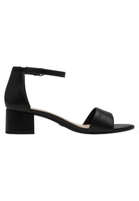 Schwarze Leder-Absatzsandalen mit einem breiten Vorderriemen, einem Knöchelristriemen und einem klobigen Blockabsatz. Glatte Textur und minimalistisches Design.