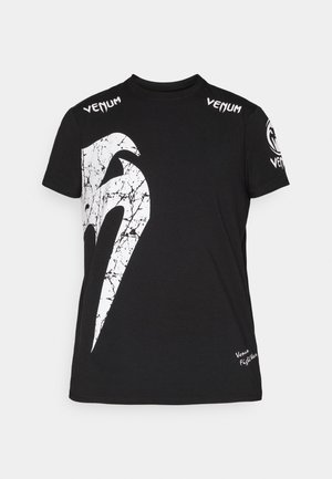 T-shirt noir à manches courtes avec grand logo Venum blanc craquelé sur le devant, texte "Venum" sur les épaules et la manche, et petit texte "Venum Fighttime" en bas à droite.