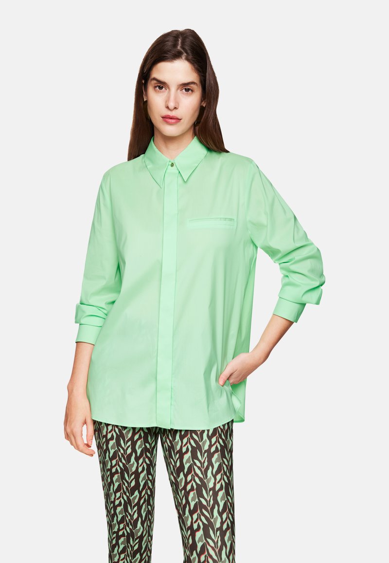 Hellgrünes Button-Up-Hemd mit spitzem Kragen, langen Ärmeln, die an den Bündchen aufgerollt sind, und einer einzelnen Brusttasche. Glattes Material mit lässiger Passform.