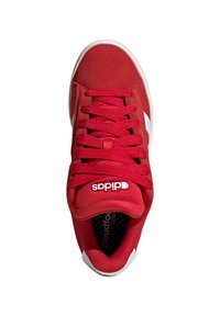 Rote Wildleder-Sneaker mit weißem Logo und Akzenten. Ausgestattet mit flachen Schnürsenkeln, runder Zehenpartie und einer strukturierten Innensohle. Minimalistisches Design.