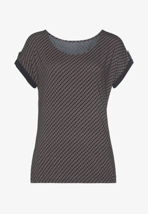 Korte mouwen top in donker marineblauw met een geometrisch patroon in rood en wit. Glad materiaal, ronde halslijn en een relaxte pasvorm.