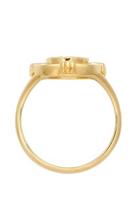 Anello d'oro con una fascia liscia, dotato di una parte superiore piatta e testurizzata e tre accenti verticali. La superficie ha una finitura lucida.