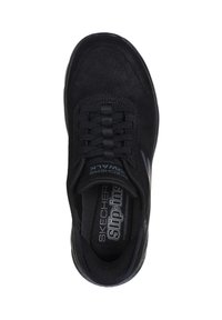 Baskets noires avec une tige en tissu lisse, des lacets élastiques et une semelle intérieure rembourrée. Comprend un logo sur la languette et un design à enfiler.