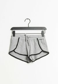Šedé sportovní šortky vyrobené z měkké látky, s černými lemy, elastickým pasem se šňůrkou a bočními kapsami.